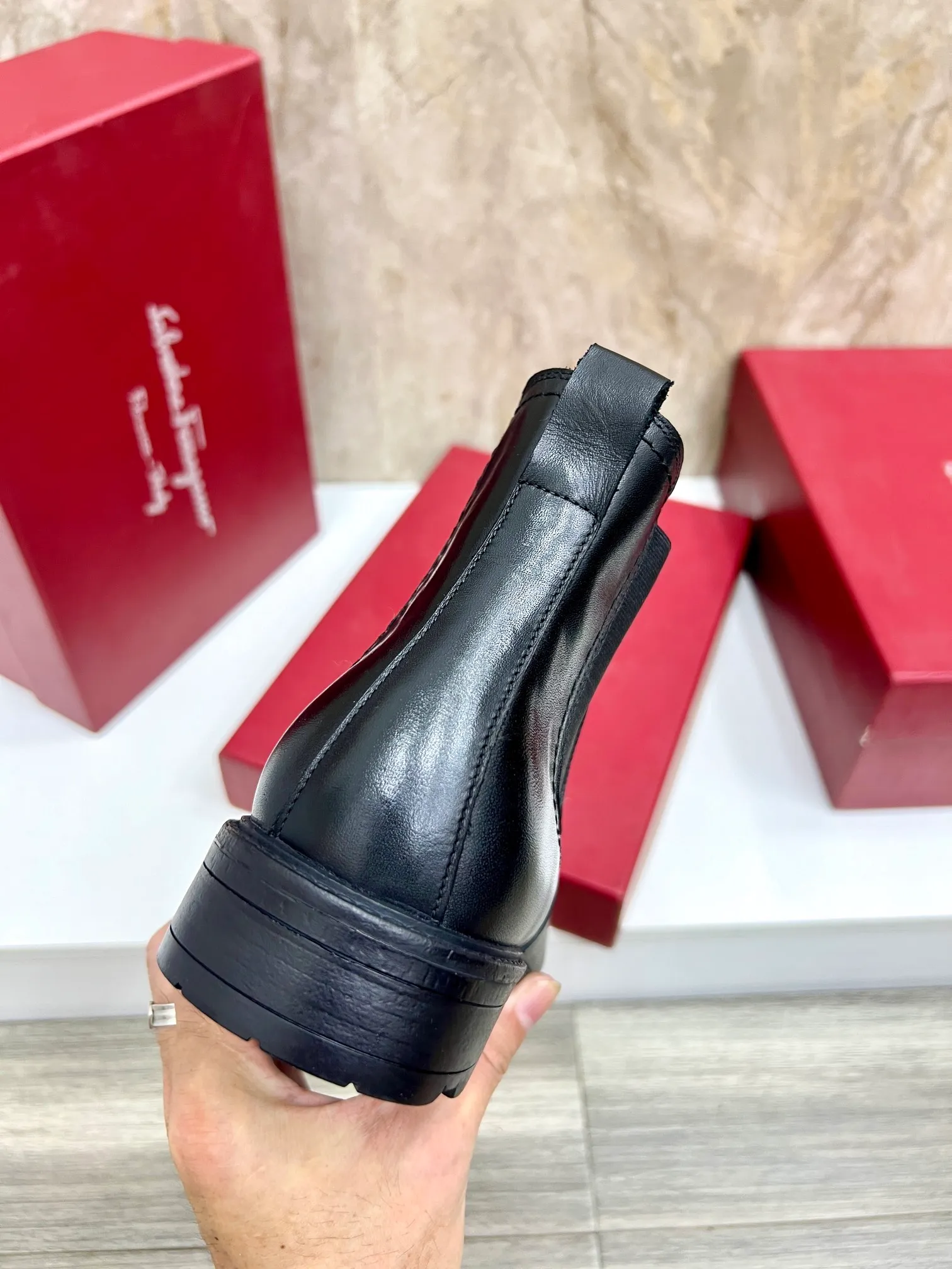Original order quality: Men's shoes 💰700 Brand: Ferragamo (Ferragamo) One size larger: Men's size 38-44 (45 customized) Grade: Same style as the official website High-end men's shoes Material: Original cowhide, cowhide lining, original outsole Style category: Chelsea men's boots Fashion trend Color: Actual picture